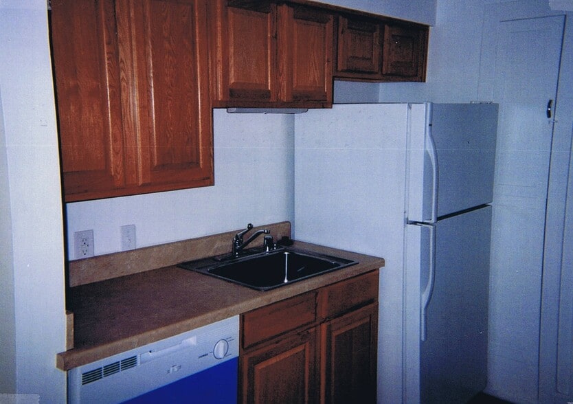 Building Photo - 252 E North Ave