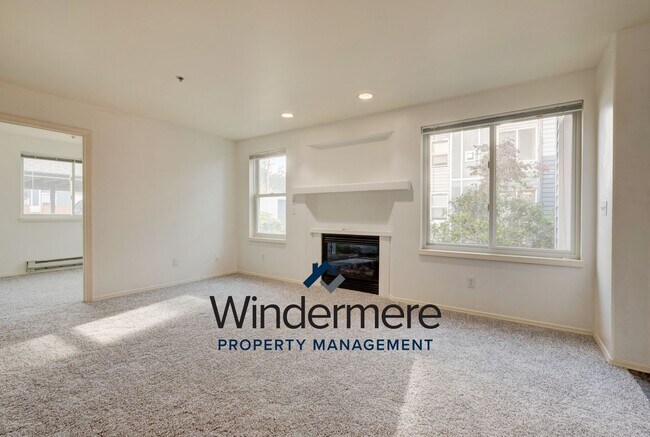 Building Photo - 3 Bed 2 Bath Ground Level Condo