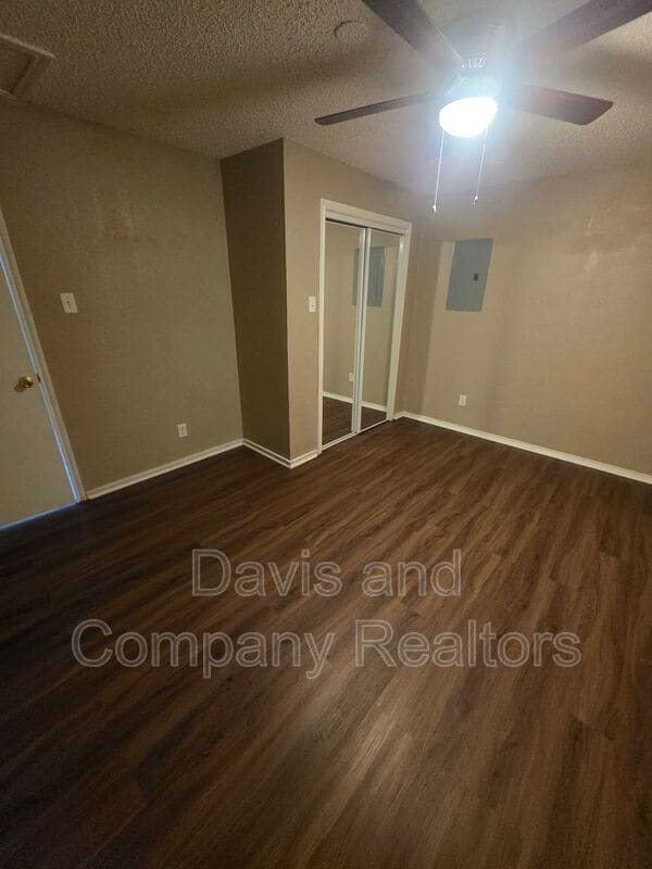 Building Photo - 707 Devonian Dr