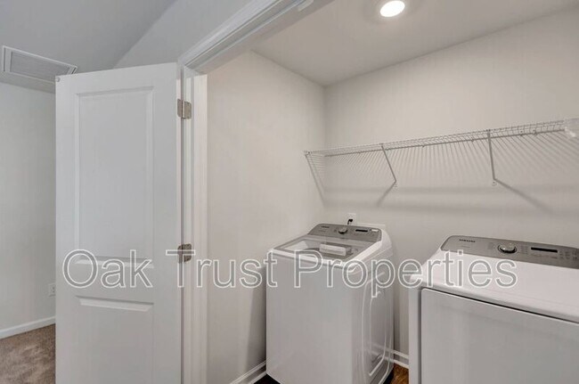 Building Photo - 703 Hilchot Dr