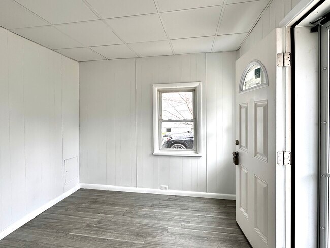 Building Photo - 810 W 2nd St