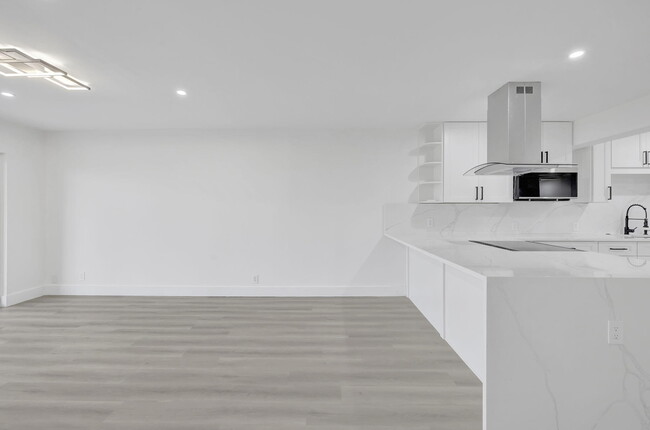 Building Photo - 3050 N Palm Aire Dr