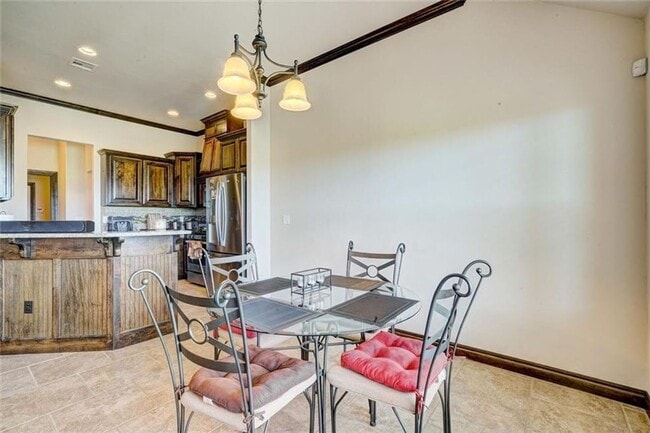 Building Photo - St James Park Home in Norman - Community Pool!  Available in April!