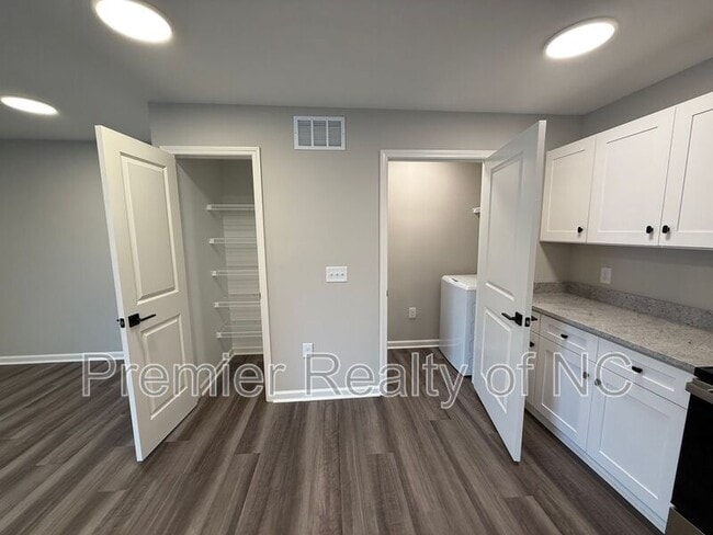 Building Photo - 7085 Hanesbrook Cir