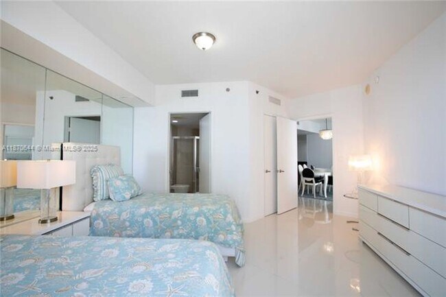 Building Photo - 475 Brickell Ave