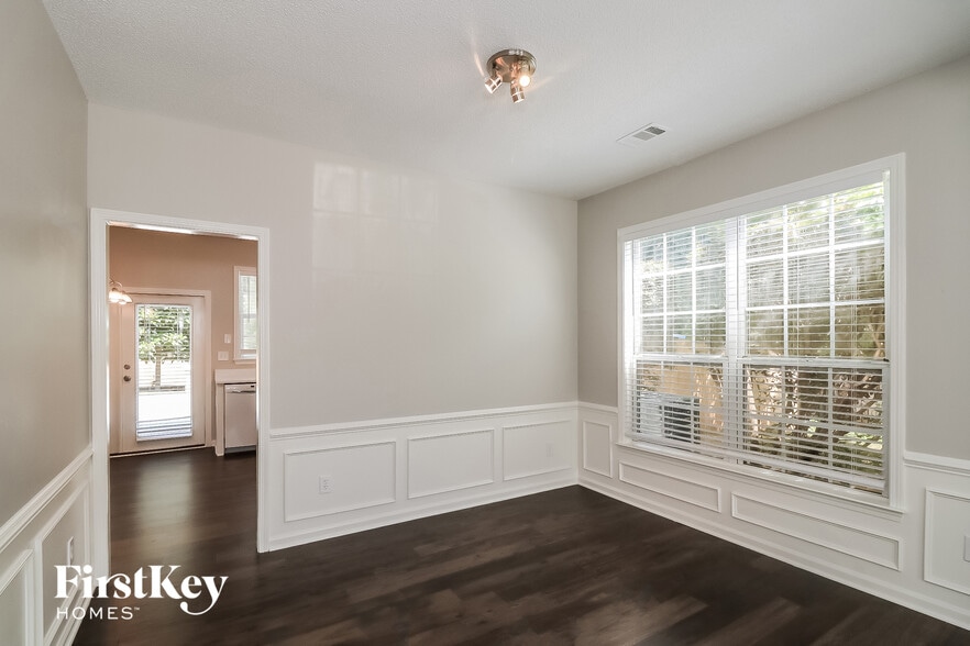 Building Photo - 753 Weybourne Ct NE