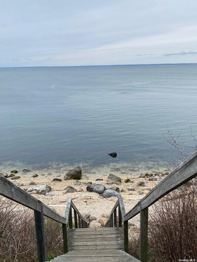 Building Photo - 555 Bridge St