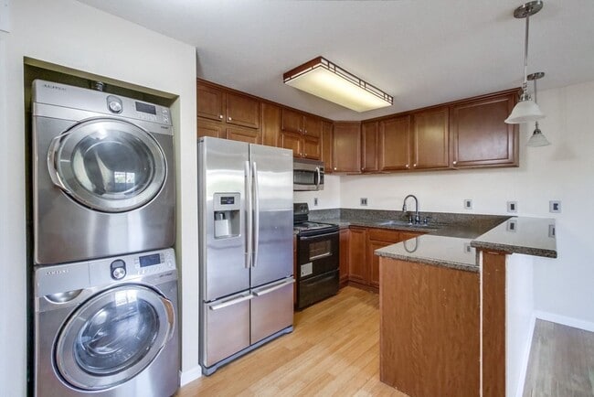 Building Photo - Beautiful 2 Story Townhouse with Prime Location!!