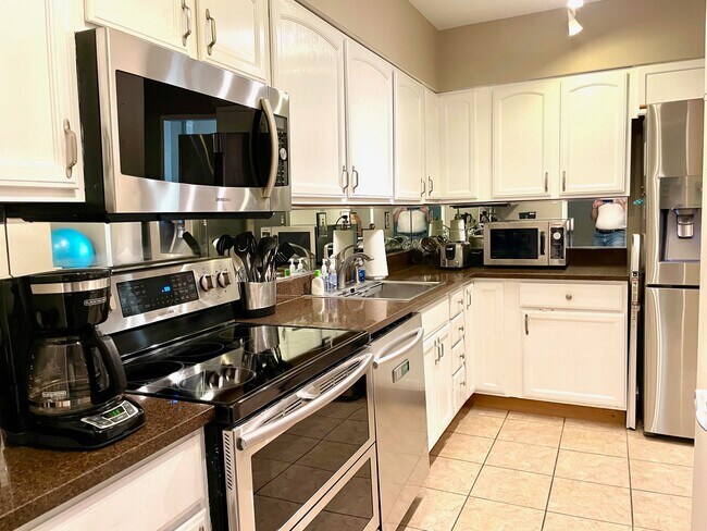 Building Photo - 900 S Hanley Rd