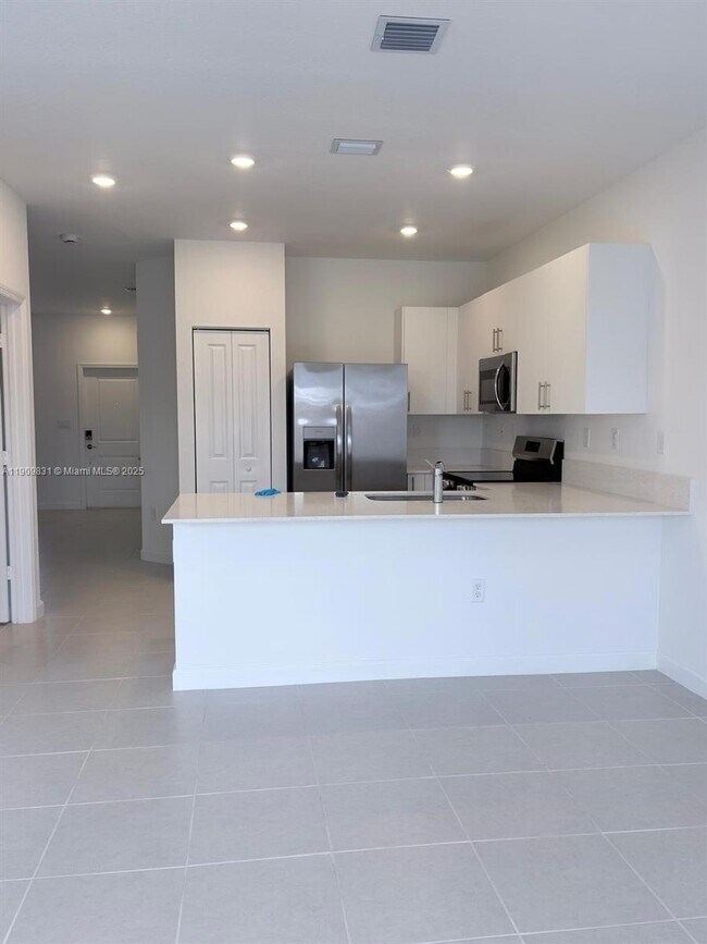 Building Photo - 2490 SE 29th St