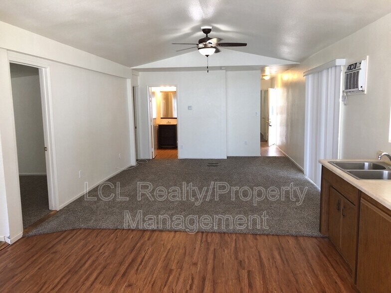 Building Photo - 924 Dennis Way