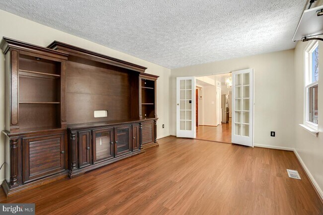 Building Photo - 817 Falcon Dr