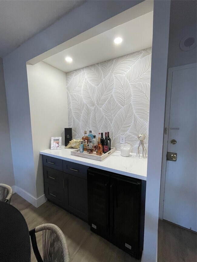 Building Photo - 400 Kings Point Dr