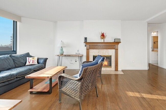 Building Photo - 1733 Harmon Cove Tower