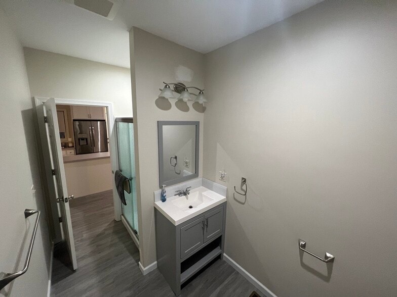 Bathroom - 12 Selkirk St