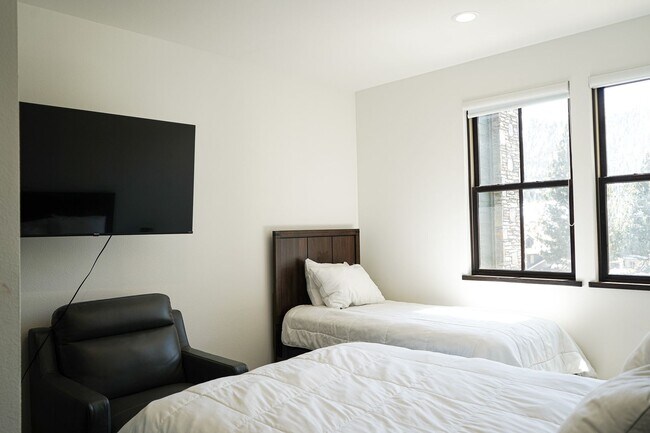 Building Photo - Live Comfortably at CreekHouse – Available...