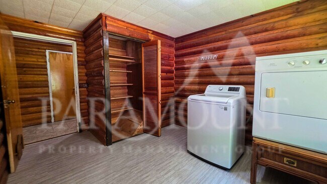 Building Photo - Spacious Log Home with Acreage!