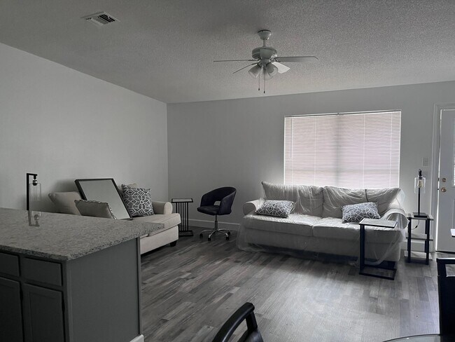 Building Photo - Beautiful furnished 2 bedroom 1 1/2 bath w...