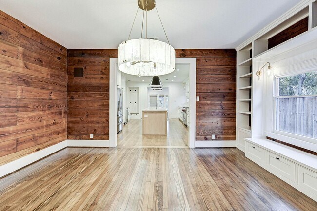 Building Photo - Completely renovated Heights historic bung...