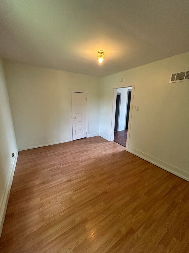 Building Photo - 2 bed 1 bath