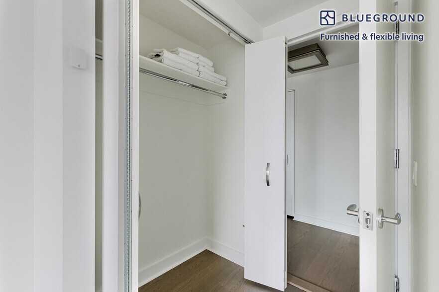 Building Photo - 450 W 42nd St