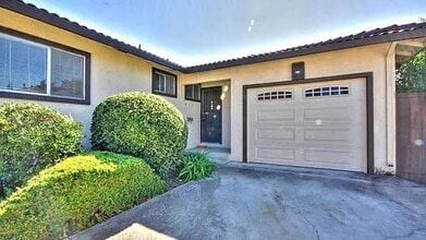 Building Photo - Updated Duplex