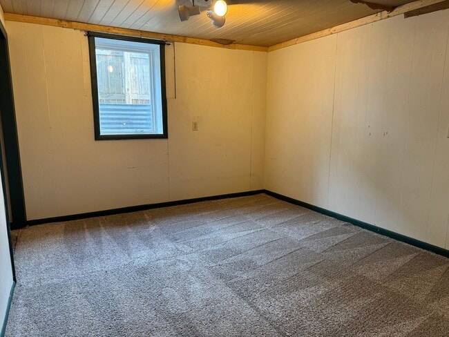 Building Photo - 5 Bedroom 3 bath - North Fargo