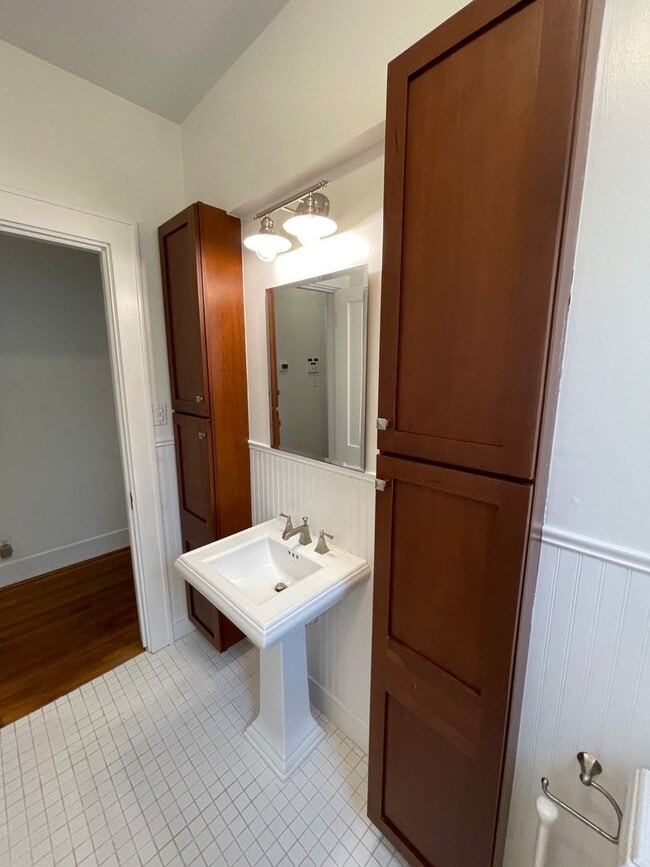 Building Photo - Freshly updated 2/2/Study home