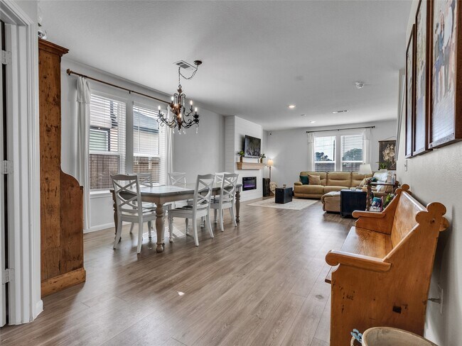 Building Photo - 25623 Balsamroot Dr