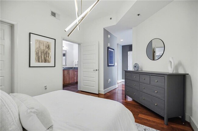 Building Photo - 1080 Peachtree St NE