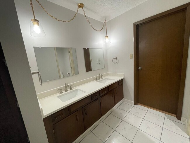 Building Photo - New Listing!