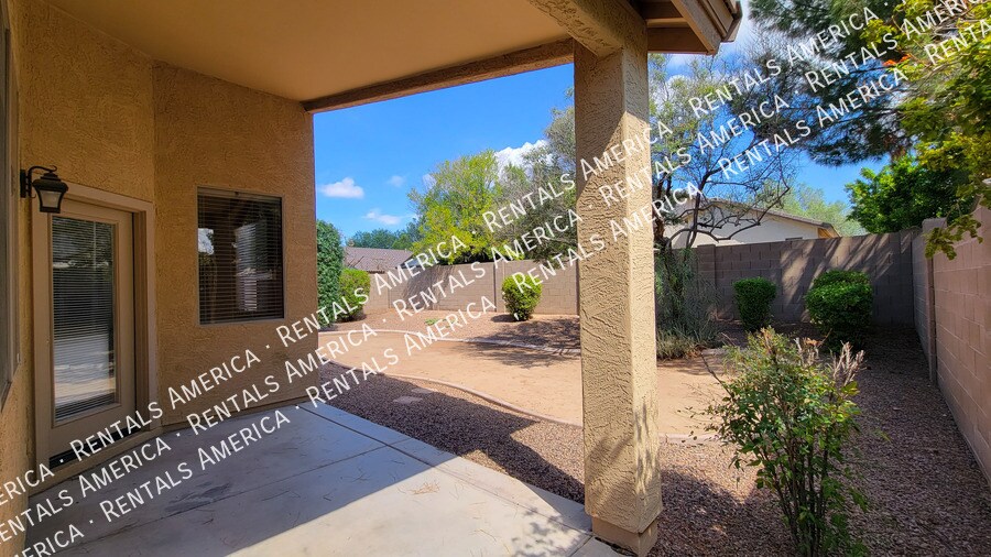 Building Photo - 12512 W Glenrosa Dr