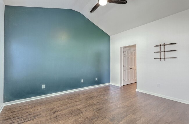 Building Photo - Charming 3-Bedroom Townhome in Summer Wood...