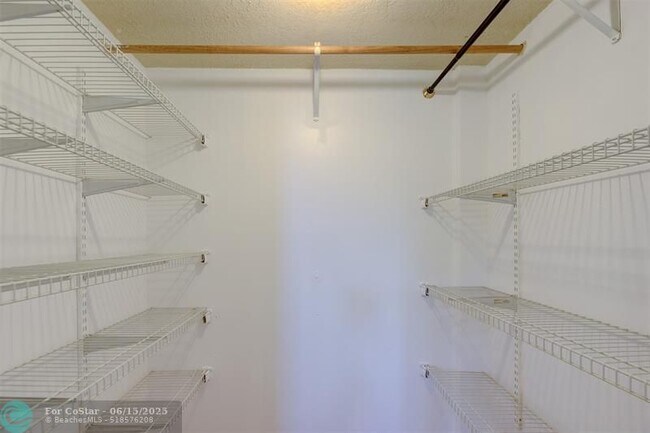 Building Photo - 113 Royal Pk Dr