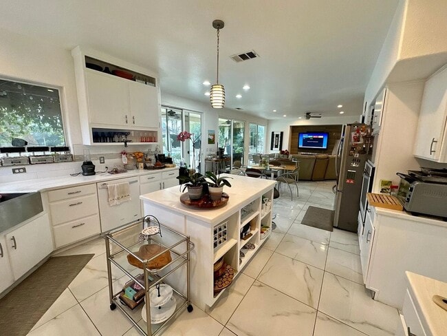 Building Photo - 5701 W Country Ave