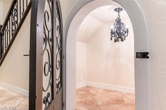 Building Photo - Stunning 3-bedroom, 2.5-bathroom home loca...
