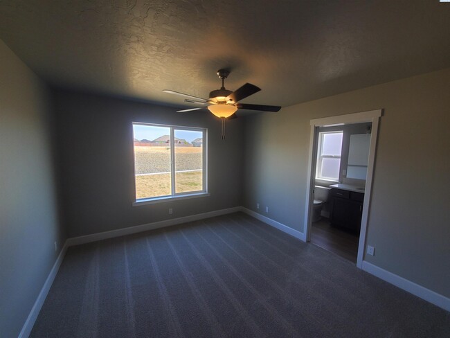Building Photo - Brand new rental!