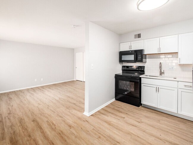 Building Photo - 593 Riverview Dr