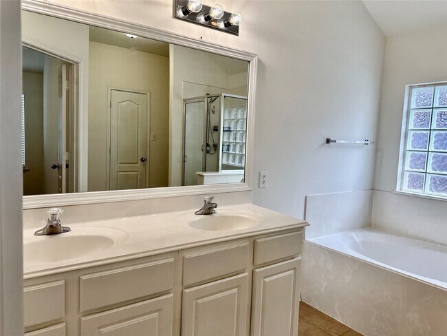 Building Photo - 30415 Deleon Fields Dr