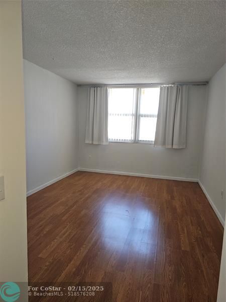 Building Photo - 500 Bayview Dr