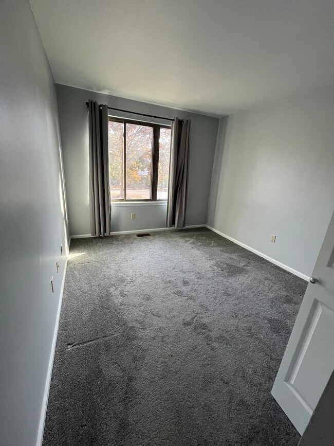 Building Photo - 3 Bd / 1.5 Bth Newtown Townhouse