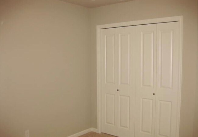 Building Photo - Spacious 3-Bedroom, 2.5-Bath Townhome in S...
