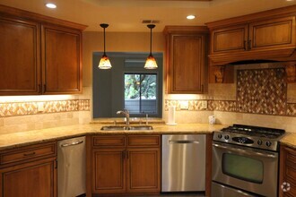 Building Photo - Spacious Fountaingrove Condo with A/C