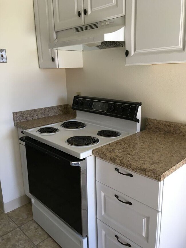 Building Photo - Quiet Condo for Rent