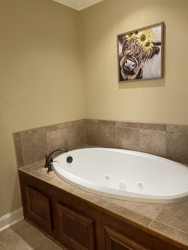 Master bathroom - 1924 Leighton Dr