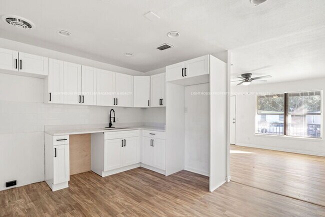 Building Photo - Renovated 4 Bed/1 Bath Home with Huge Yard!