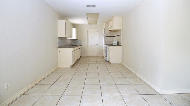 Building Photo - 4731 Pinebrook Ln