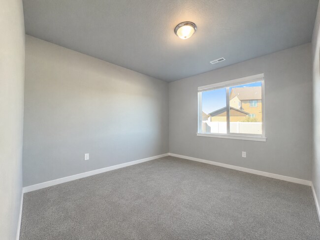 Building Photo - 1816 S Ridgetop Dr