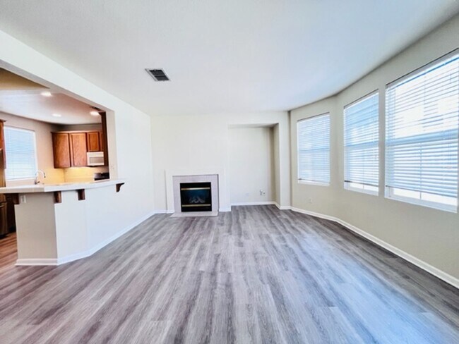 Building Photo - Beautiful 3BD/2.5BA Tri-Level Gallery Walk...