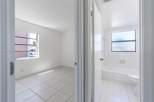 Building Photo - 1033 Twin Lakes Dr